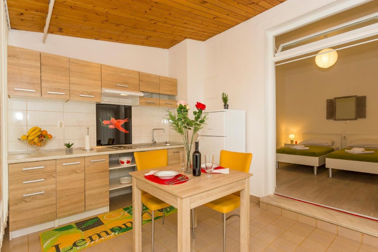 Comfortable Modern Studio With Shaded Patio Split Exterior foto
